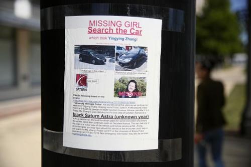 中国侨网这是7月1日在美国伊利诺伊州中国访问学者章莹颖失踪地附近拍摄的寻人海报。新华社记者汪平摄