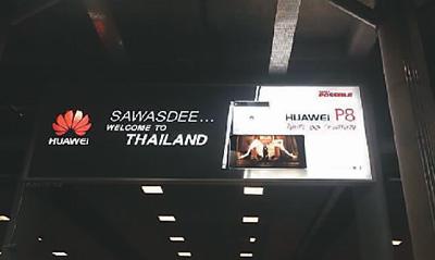 中国侨网图为肖成真在泰国街头看到的华为手机广告牌。