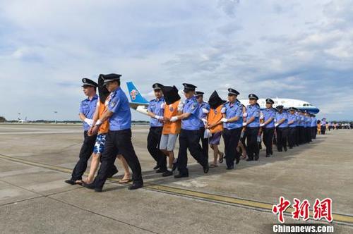 中国侨网74名疑犯从柬埔寨押解回国。　湘警　摄