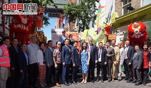 中国侨网英国华侨华人于7月2日在伦敦华埠举办千人盆菜宴,祝贺香港特区成立二十周年。同时还有舞龙舞狮表演,吸引了英国众多华人华侨及各界友好出席。(摄影王志永)