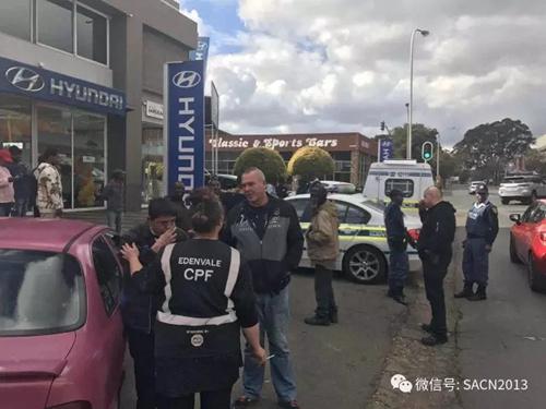 中国侨网红色车辆旁的白人为受害者，正在接受询问。（南非《华侨新闻报》/侨胞 摄）