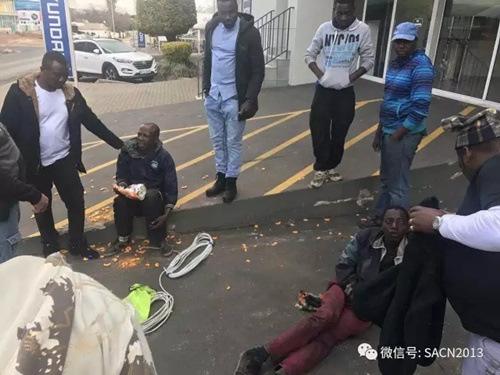 中国侨网两名歹徒被抓获后遭民众围观。(南非《华侨新闻报》/侨胞 摄)