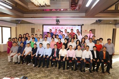 中国侨网旅法侨界代表团与莲都区政府代表团在欧洲浙江华人联谊会主办的座谈会上合影。(法国《欧洲时报》/黄冠杰 摄)