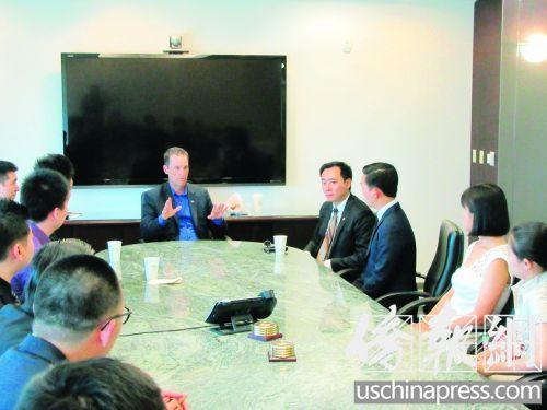 中国侨网十几名洛杉矶和圣地亚哥的MAVNI签约华裔军人来到国会议员耐特办公室讲述他们面对的问题。AASA 发起人之一王湉(右4)希望国会议员耐特(右5)能够帮助华裔军人。（美国《侨报》/翁羽 摄）
