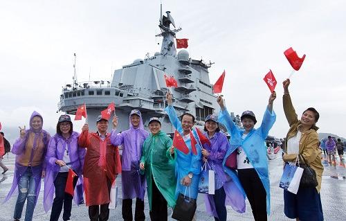 中国侨网7月8日,香港市民在辽宁舰的飞行甲板上留影。 新华社记者 秦晴 摄
