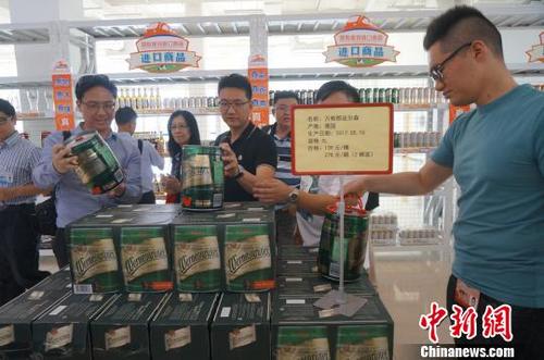 中国侨网图为华裔青年在郑欧班列进口商品展示体验中心购买德国啤酒。　　韩章云　摄