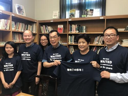 中国侨网争取华埠高中的主要筹组人员,呼吁大家穿上“等待了40多年!”的T恤,一起出席10日的最后一场高中改建公听会。(美国《世界日报》/黄惠玲 摄)