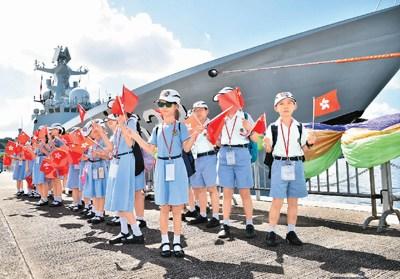 中国侨网7月11日，孩子们欢送辽宁舰编队驶离香港。王玺摄（新华社发）