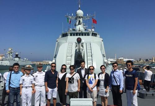 中国侨网图为旅意留学生代表参观军舰并合影留念。(法国《欧洲时报》/李秦鹏 提供)