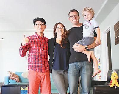 中国侨网去年暑假黄宇峰(左一)前往美国游学,在游学结束后,同所住的寄宿家庭合影。