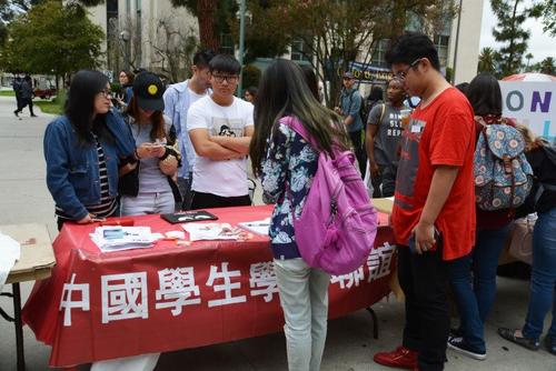 中国侨网巴沙迪那学院中国学生会为新同学提供服务信息。（美国《世界日报》/丁曙 摄）