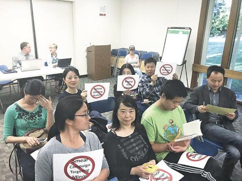 中国侨网华裔学生竞选视频被扣种族主义帽子,被取消竞选资格,不少华人家长到圣拉蒙学区会议抗议。(美国《世界日报》)