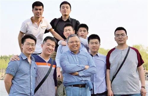 中国侨网黄大年(前排中)与学生外出徒步(资料图)。