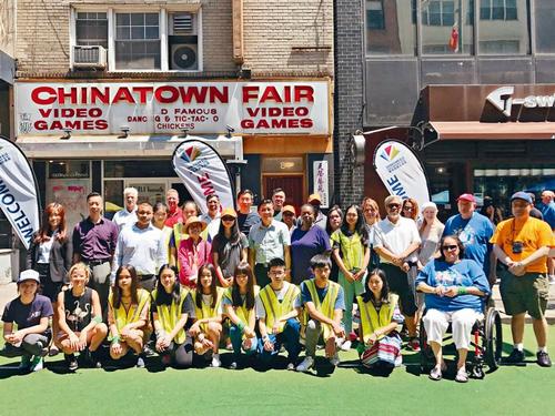 中国侨网纽约华埠周末漫游节庆祝身心障碍法案27周年。（美国《星岛日报》）