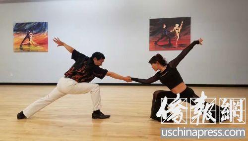 中国侨网姚兰兰（右）在和老师练习拉丁舞。（美国《侨报》/高睿 摄）
