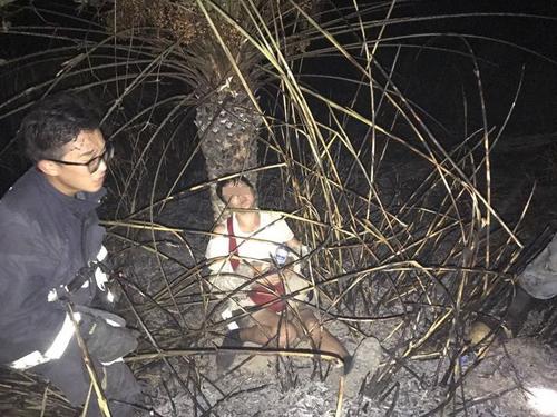 中国侨网陈大妈被发现时,满面乌黑靠在靠在树干边,并有轻微呛伤
