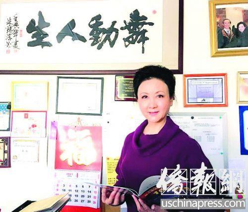 中国侨网董岚在她的舞蹈艺术学院办公室接受记者采访。(美国《侨报》/于丽娜 摄)