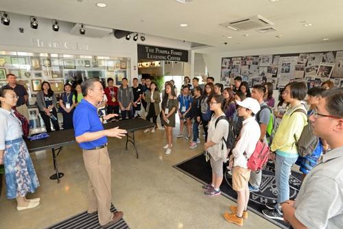 中国侨网第五届“CSI鉴识科学营”17日迎来历届最多35名学生,图为世界日报公共事务处处长刘其筠(发言者)代表世报欢迎学生。(美国《世界日报》/朱泽人 摄)