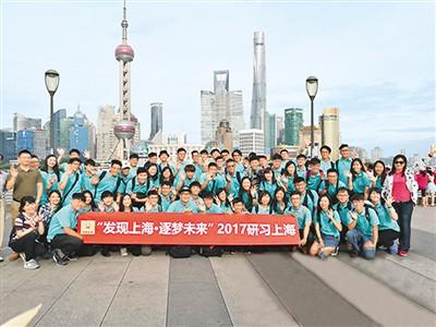 中国侨网图为参加研习的台商在上海外滩合影。(资料图片)