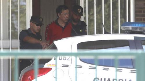 中国侨网图为犯罪嫌疑人A.Z在国民宪兵队的押送下进入马德里Castellon精神病院。（欧浪网）
