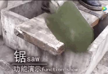 中国侨网工兵铲当锯使用。(法国欧洲时报网)