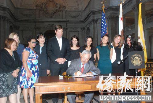 中国侨网旧金山市长李孟贤在众人见状下，签署旧金山公平薪资法案，促进旧金山男女员工同工同酬。（美国《侨报》/吴卓明 摄）