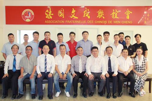 中国侨网图片说明:法国文成联谊会会长胡文华(前排左6)、中国致公党四川省委办公室主任杨成(前排左5)及部分与会成员合影。