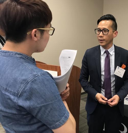 中国侨网华裔律师罗子凯(右)表示,华人入境美国时,最常见的错误,就是以为移民官不会追问入境原因。(美国《世界日报》/黄惠玲 摄)