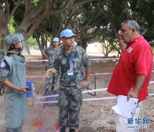 中国侨网中国第16批赴黎巴嫩维和多功能工兵分队19日接受联合国地雷行动中心和项目事务厅观摩考察。中国扫雷工兵以精湛的专业技能、过硬的工作作风和良好的理解能力获得联合国总部官员称赞。新华社发（董永康摄）