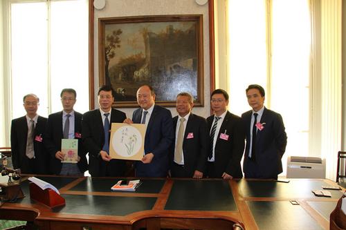 中国侨网冯志农向陈文雄赠送国画纪念品。(本文图片均由法国《欧洲时报》记者黄冠杰 摄)