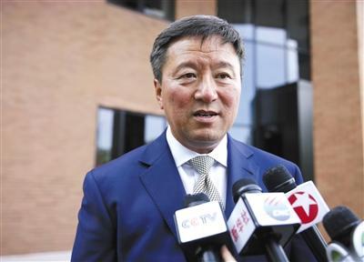 中国侨网7月20日,第三次提审后,义务为章莹颖家属提供法律援助和建议的华人律师王志东接受记者采访。 新华社记者 汪平 摄