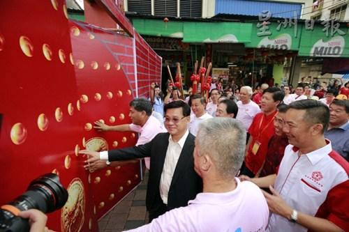中国侨网众嘉宾推开唐人街“城门”,一起参观文化村13个文化馆。左二为方天兴。(马来西亚《星洲日报》)