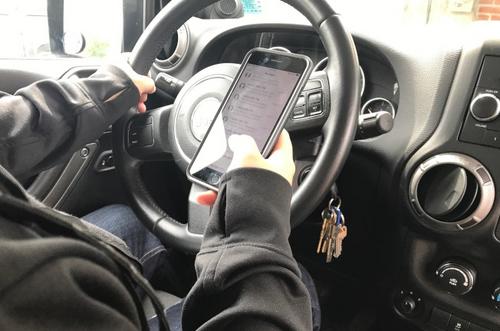 中国侨网边开车边讲手机或传送手机简讯，在华盛顿州现行交通法规底下，已经属于违法行为。（美国《世界日报》/陈小宁 摄）
