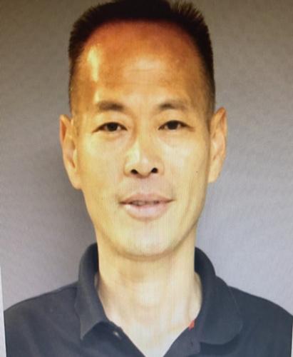 中国侨网48岁的朱宏再次因自称警察在华埠商家叫嚣闹事，并谎报瓦斯漏气而被逮捕。（美国《世界日报》）