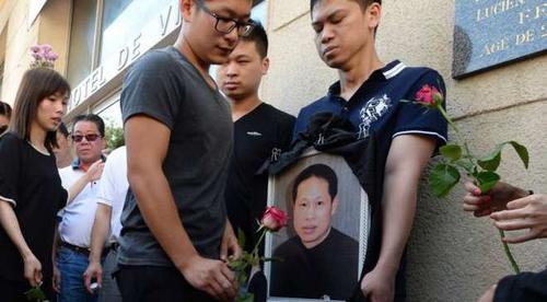 中国侨网资料图：2016年8月15日，巴黎郊区奥贝维利耶华人社区的成员们举行了一场悼念仪式，纪念被歹徒刺杀身亡的温州籍华侨张朝林。
