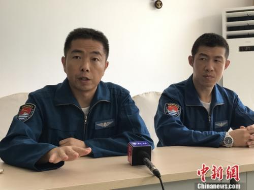 中国侨网程文刚(左)回忆赴索马里解救船员的过程。 张曦 摄