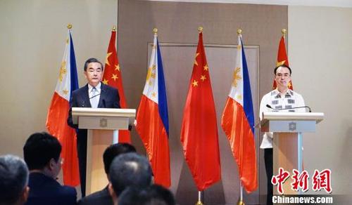 中国侨网中国外交部长王毅和菲律宾外交部长卡耶塔诺25日在马尼拉共同会见记者时，就中国、菲律宾在南海进行共同开发回答了记者提问。　关向东　摄