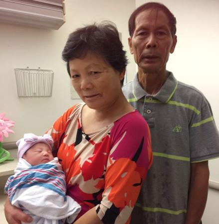 中国侨网刘文健的父母到医院看望孙女。（美国《世界日报》/亲友提供）