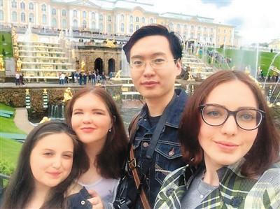 中国侨网张大伟(右二)留学时发现,俄罗斯大学的考试基本全是口试。留学生上课要尊重老师,考试时嘴皮子要溜,这样才能取得好成绩。