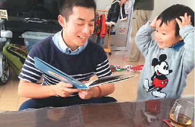 中国侨网为了了解日本文化，体验日本人的家庭生活，李帅（左一）参加了家庭访问活动。图为他正在给日本小朋友讲故事。