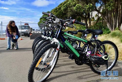 中国侨网新西兰首都惠灵顿街头拍摄的共享单车。(宿亮 摄)