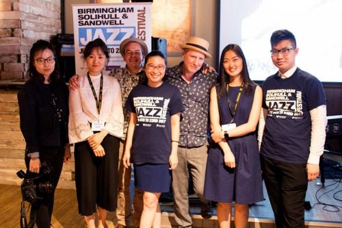 中国侨网两位中国女孩与当地音乐人合影。(英国华闻网)