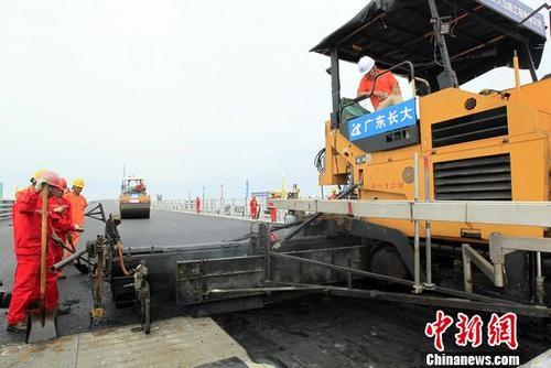 中国侨网广东长大公司承建的港珠澳大桥CB07标的钢桥面铺装施工正在进行最后的收尾工作。陆绍龙 摄