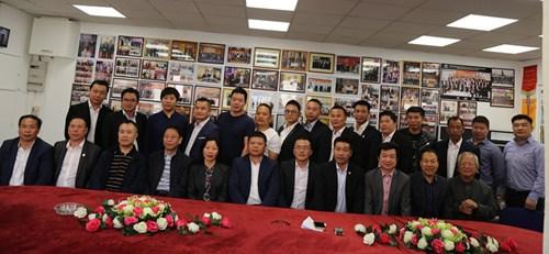 中国侨网参加座谈会的代表合影。(法国《欧洲时报》/孔帆 摄)
