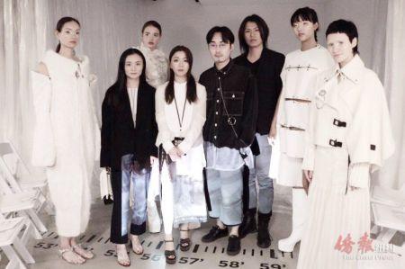 中国侨网在世贸大厦首秀上许燕妮与模特、团队和摄影师Robin Li、音乐家Li Zong在一起。（美国《侨报》/许燕妮供图）