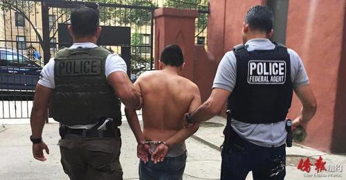 中国侨网移民局近日在纽约大举搜捕非法移民。（美国《侨报》）