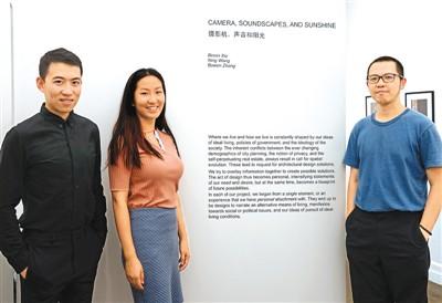 中国侨网图为王宁(右)、谢濒昕(中)和张博文在画廊展厅内。