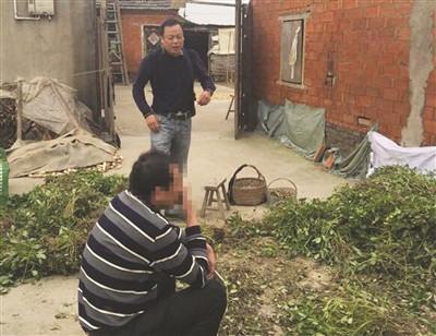 中国侨网民警走访受骗当事人（蹲坐者）。 警方供图