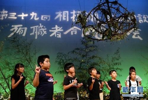 中国侨网7月30日，在日本神奈川县相模湖交流中心，小学生合唱歌曲，悼念死难劳工。 新华社记者马平摄
