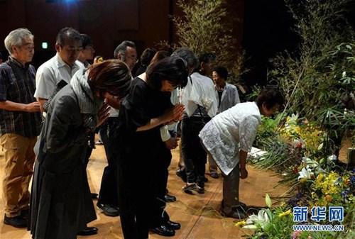 中国侨网7月30日，在日本神奈川县相模湖交流中心，人们参加追悼会。新华社记者马平摄
